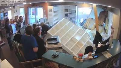 Car crashes into pet clinic