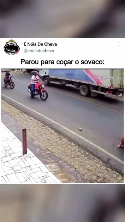 Parou pra coçar o suvaco!