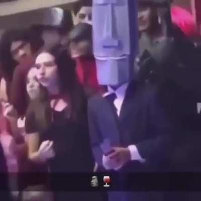 🗿🍷