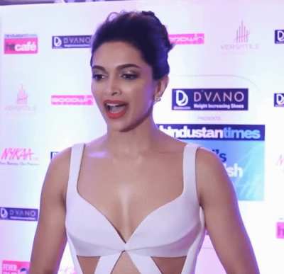 Deepika Padukone Juicy Cleavage Show