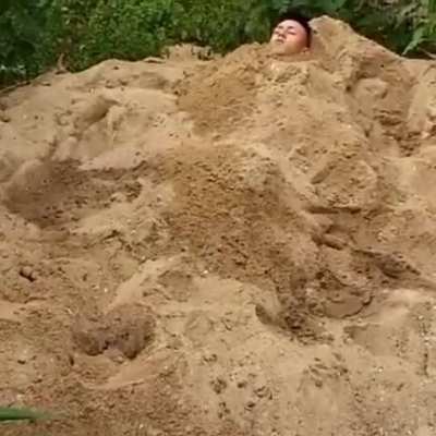 A vida não é minecraft eduardo, os monstros não vão ee afastar se vc ficar debaixo da terra 😔