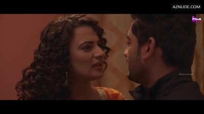 Ayesha Kapoor kiss