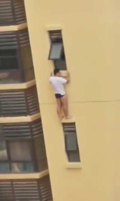 Alguém ajuda o homem aranha talarico