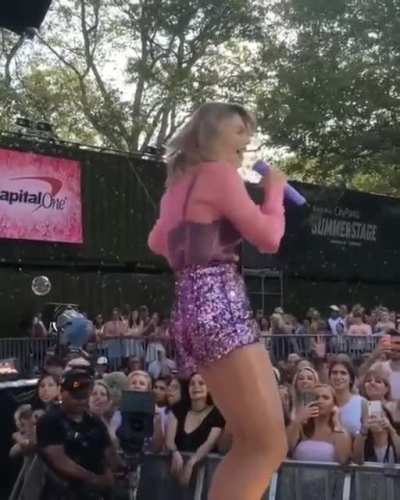 Thick Tay bum shaking