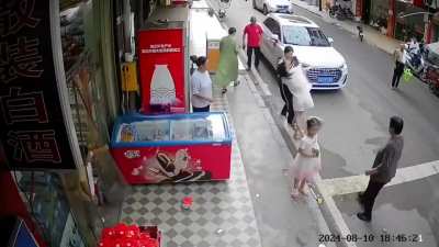 女子老公跟<wbr>前妻已经离<wbr>婚七年，现<wbr>在前妻来店<wbr>里闹事，啥<wbr>爱恨情仇七<wbr>年还放不下<wbr>？