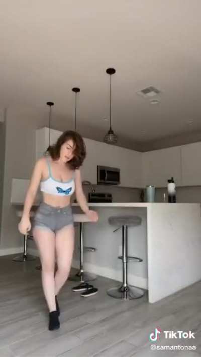 She dance, yes but also she Bounce !