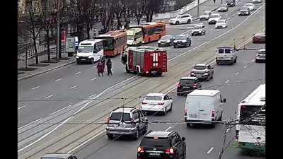 A fire engine blocked traffic in Kaliningrad, Russia, to help an elderly woman cross a busy highway. The footage, which was taken on November 18, captures the touching moment.