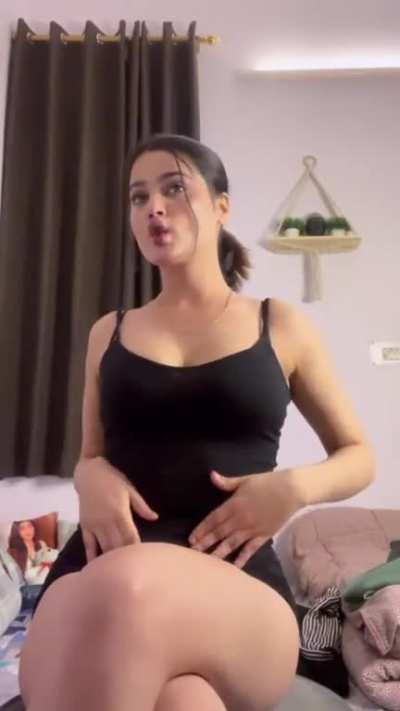 ye bhi q pehna h hata de isse bhi 🤤🥵