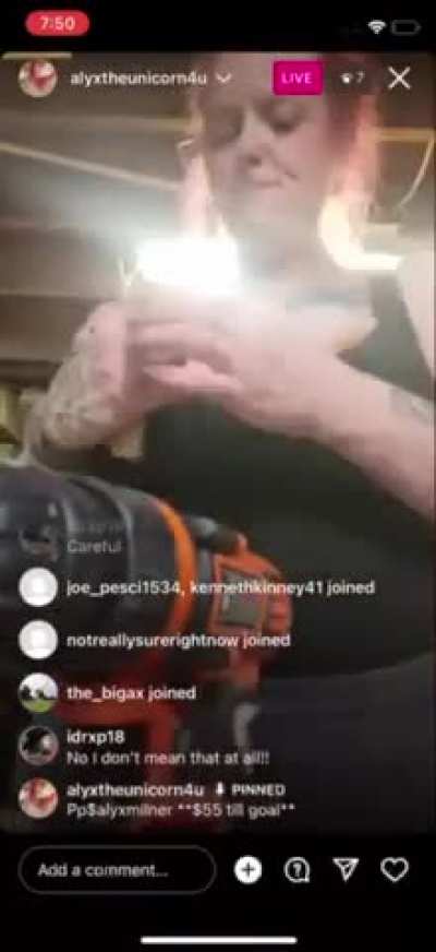 alyxmilner on live suffocating her big ass titties🥭🥭with tight bra shirt while she does construction work👷‍♀️🛠️