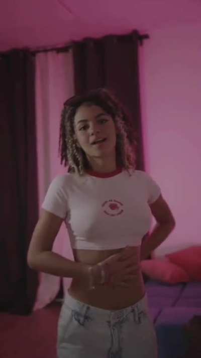 furious at her nipples 😍(lar<wbr>issa_<wbr>kimbe<wbr>rlly_<wbr>)