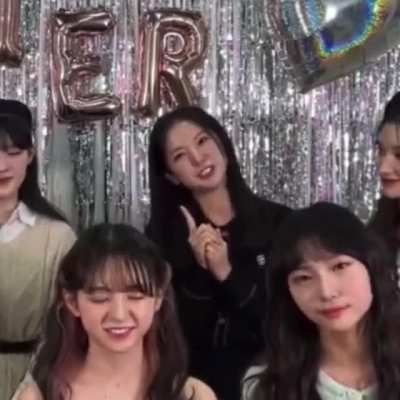 Yujin 1st Vlive introduction
