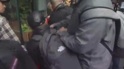 Man in emperor costume beats up CCP supporter outside of Xi's hotel in San Francisco