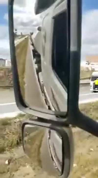 Outro ângulo do vídeo do bolsonarista sendo levado por um caminhão