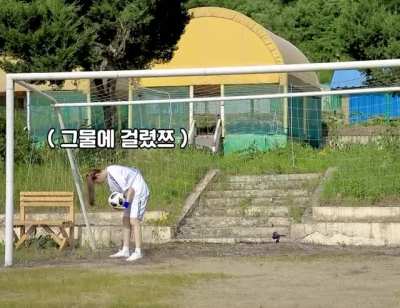 210827 - Tzuyu getting stuck because of her pigtails