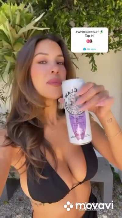 Funny how she thinks ppl are looking at what’s in her hand 😅