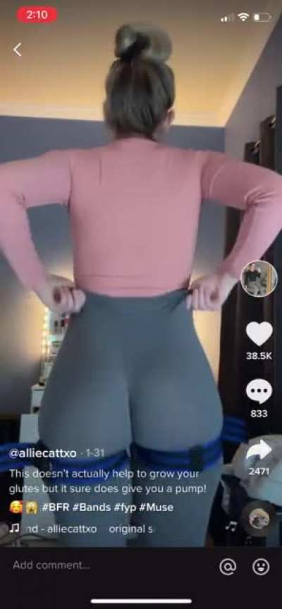 Gah damn that booty is fat