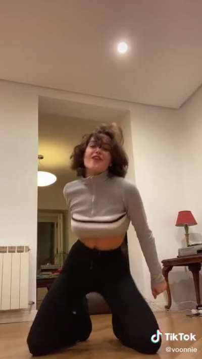 Sexy dance with some underboob🤤