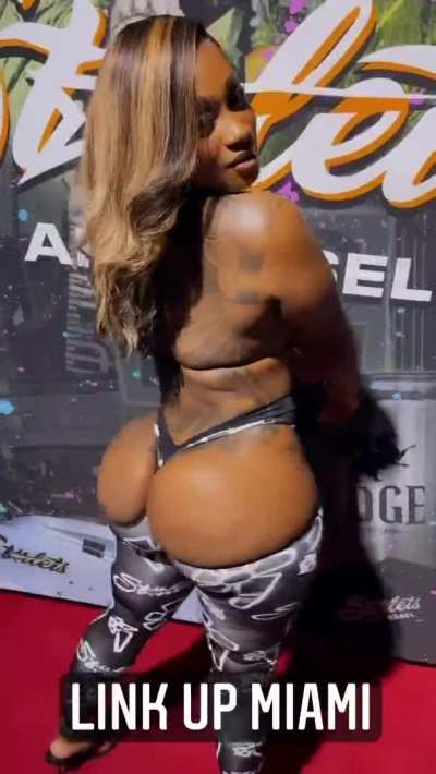 She got the kinda cheeks you gotta spread apart during doggy 😩😭😍🍑😢<wbr>🏆💎