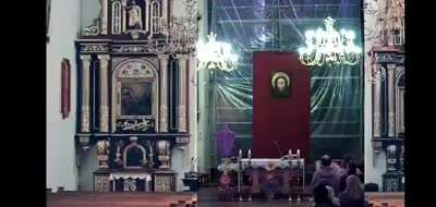 Bazylika św. Małgorzaty w Nowym Sączu. Podczas transmisji mszy zostały wklejone - w tak bezczelny sposób - puste ławki. /Wiem, że było, ale podrzucę jeszcze fragment nagrania./