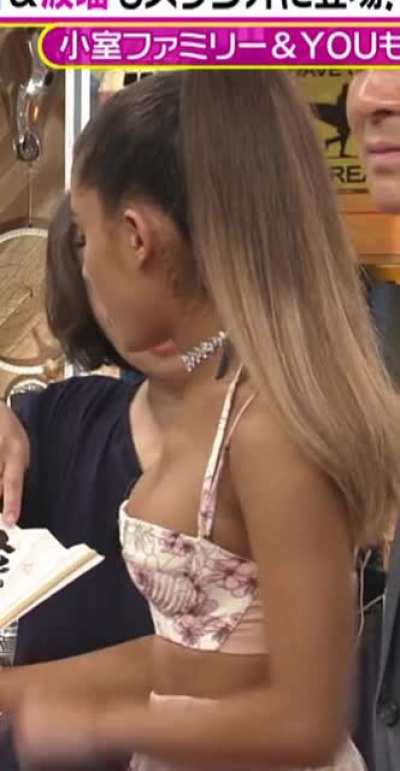 Ari with fans