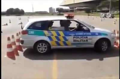 Brazilian police training. How to get out of a tight space