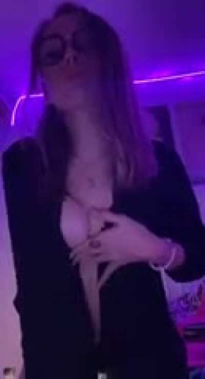 Sending a masturbating video to every guy that upvotes ☺️ (My auto reply is on) 👻:[lucyx015]
