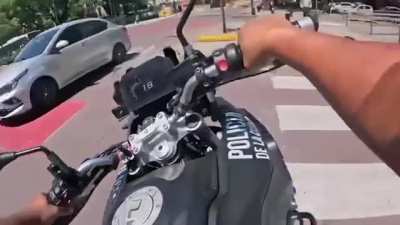 Policia de CABA persigue a un arrebatador en plena 9 de Julio