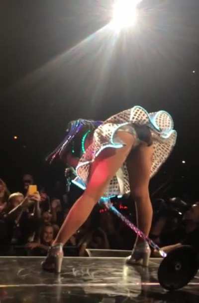 Best view in concert history, those are some really toned and muscular legs especially the calves, love the way the thong fits her jaw dropping ass, and there’s no way that was unintentional, gotta love the skirt’s length