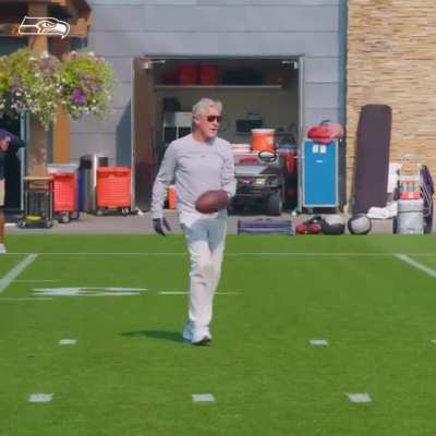 [Highlight] 71 year old Pete Carroll doing more then a lot of the current NFL receivers have done.