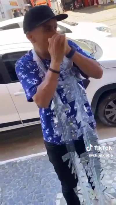 Vsf cara kkkkkkkk olha o q esse filho da puta faz com a voz 