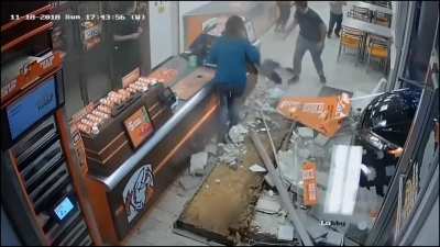 Car smashes into Little Caesars.. 🤦‍♂️