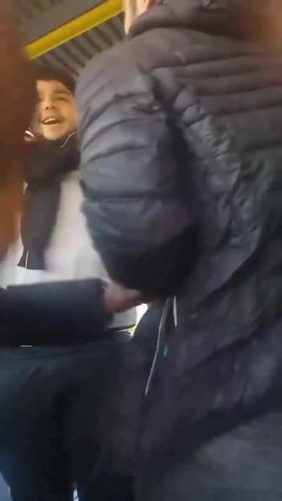 Fransa’da Türk Aslanı kendisine “Müsl<wbr>ümans<wbr>ın, alkol içemezsin” diye bağıran Arap'ı bi güzel sikti