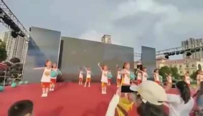 LED wall collapse when kinde<wbr>rgart<wbr>eners celebrating Children’s Day