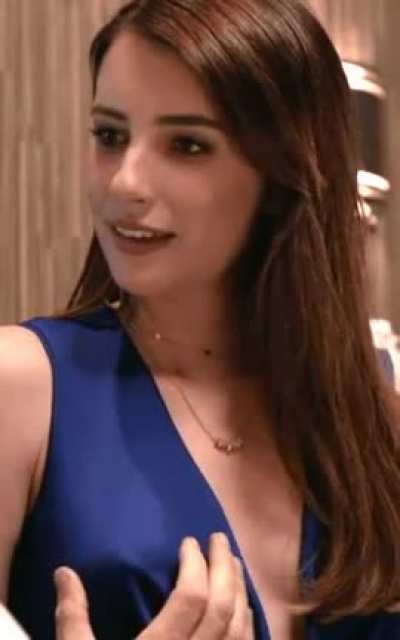 Emma Roberts pinch