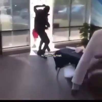 man pretends to be tased so he can surprise the cop and run away