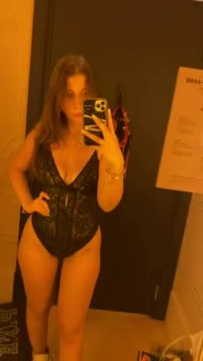 I need some help in the changing room... can you help me with my outfit