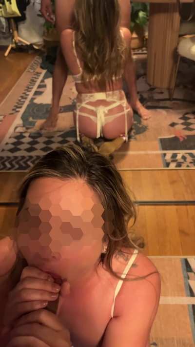 Good girl puts on a show from her knees