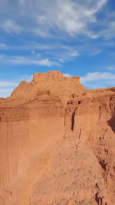 Would you ever try slacklining? 🤯 Slacklining is the art and sport of balancing on a strip of webbing tensioned between two anchors. 📍 Fisher Towers, Utah
