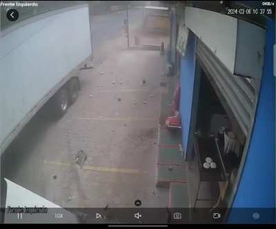 Jocoro, El Salvador : motorcyclist vs big truck