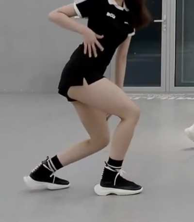ITZY -달라달라<wbr>(DALL<wbr>A DALLA)- Dance Practice (2020 Ver.) GIF by KPOP GIFS