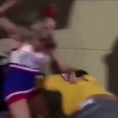 Cheerleader got hands 👀