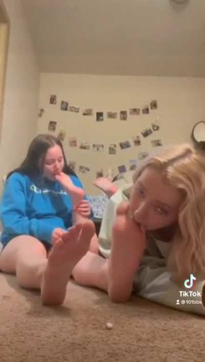 G/G foot worship