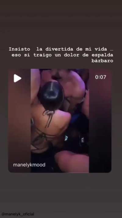 Mánelik azotando sus nalgas