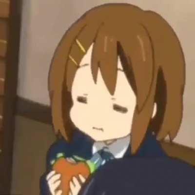 Vengo a dejar a Yui comiéndose una hamburguesa