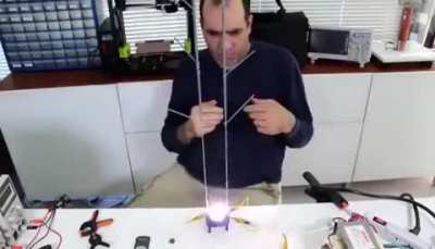 Solo este pibe electrocutándose