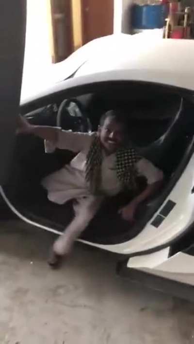 WCGW closing the door of a supercar?