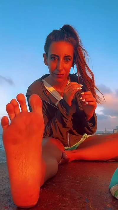 White toes and meaty soles (reinodejan)