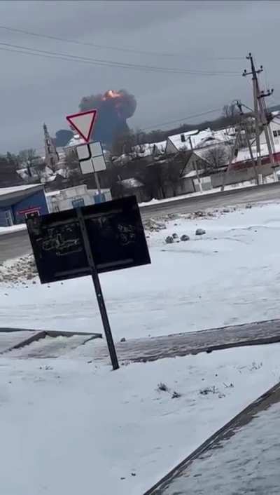 Full video of IL-76 shot down in Belgorod. Smoke from missile explosion visible at 0:19