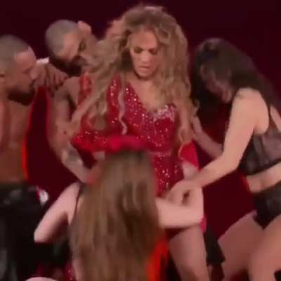 JLo enjoying herself on the stage 💦👅💋😍