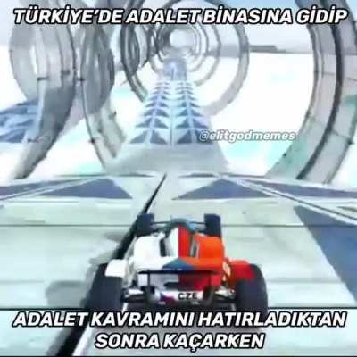 Neye gülüyorsun - duvardaki Ğ yazısına